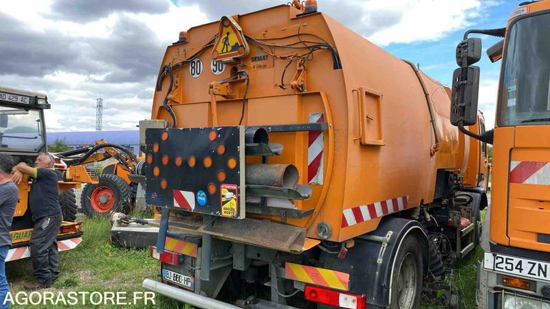 RENAULT DXI 310 - 2011 - BJ880HP - Balayeuse de voirie: photos 2 RENAULT DXI 310 - 2011 - BJ880HP - Balayeuse de voirie: photos 2