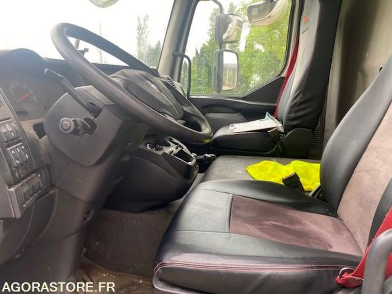 RENAULT FOURGON HAYON D12 - Camion fourgon: photos 2 RENAULT FOURGON HAYON D12 - Camion fourgon: photos 2