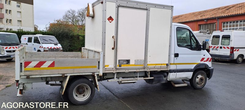 RENAULT MASCOTT PLATEAU ET CELLULE ATELIER - 213216km - 2001 - Utilitaire benne: photos 3 RENAULT MASCOTT PLATEAU ET CELLULE ATELIER - 213216km - 2001 - Utilitaire benne: photos 3