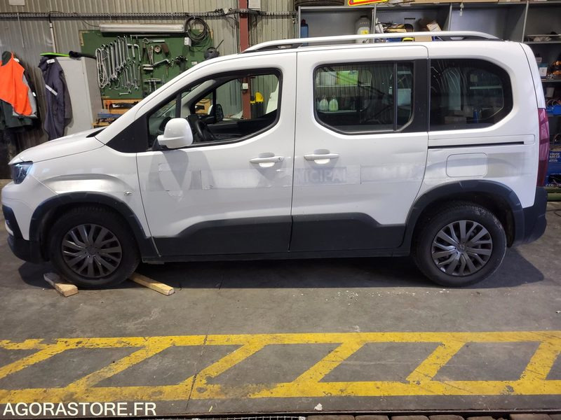VEHICULE - Voiture: photos 1 VEHICULE - Voiture: photos 1