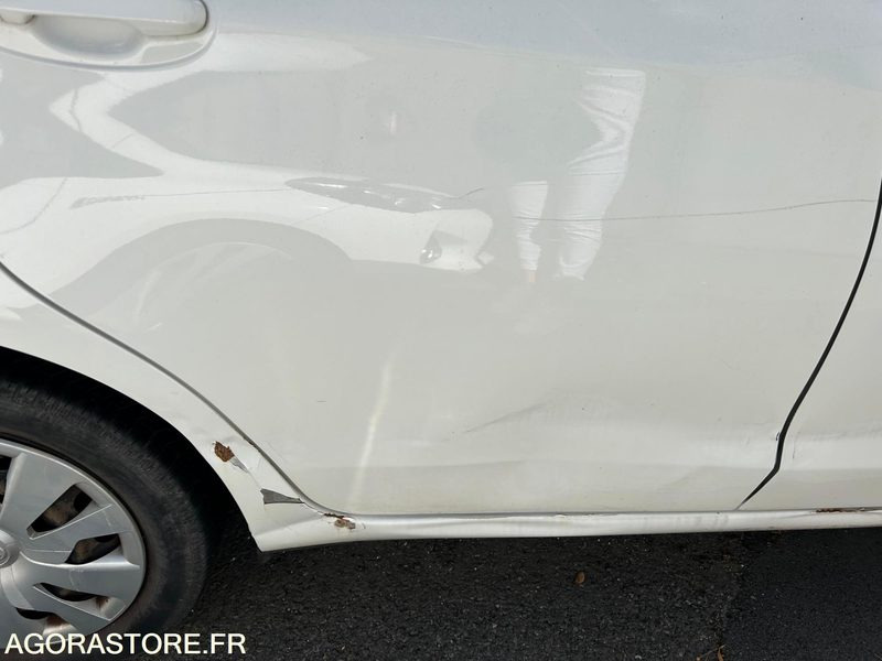 YARIS HYBRIDE AUTOMATIQUE / 2015 / 117 353KMS / VEHICULE ROULANT MAIS ENDOMMAGE - Voiture: photos 3 YARIS HYBRIDE AUTOMATIQUE / 2015 / 117 353KMS / VEHICULE ROULANT MAIS ENDOMMAGE - Voiture: photos 3
