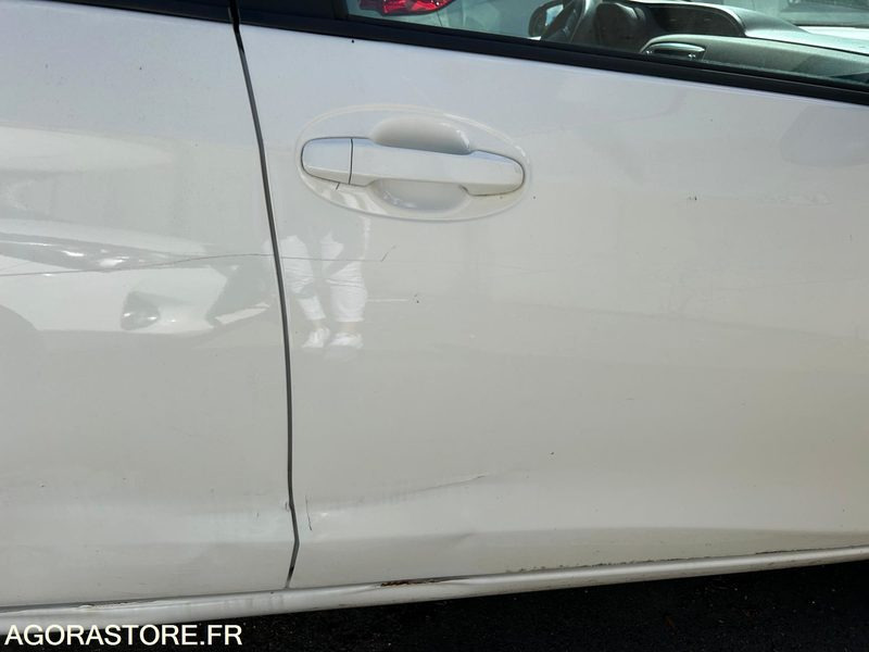 YARIS HYBRIDE AUTOMATIQUE / 2015 / 117 353KMS / VEHICULE ROULANT MAIS ENDOMMAGE - Voiture: photos 2 YARIS HYBRIDE AUTOMATIQUE / 2015 / 117 353KMS / VEHICULE ROULANT MAIS ENDOMMAGE - Voiture: photos 2