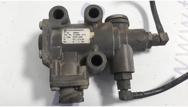 MAN blocking flap control valve - Valve pour Camion: photos 1 MAN blocking flap control valve - Valve pour Camion: photos 1