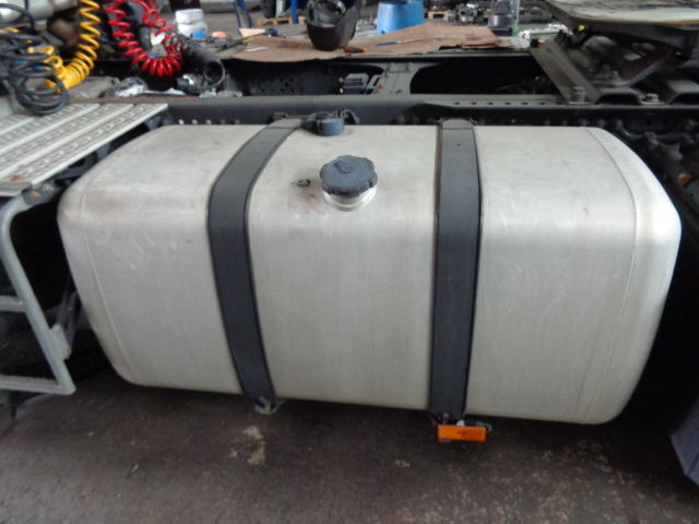 Mercedes-Benz aluminum with brackets - Réservoir de carburant pour Camion: photos 1 Mercedes-Benz aluminum with brackets - Réservoir de carburant pour Camion: photos 1