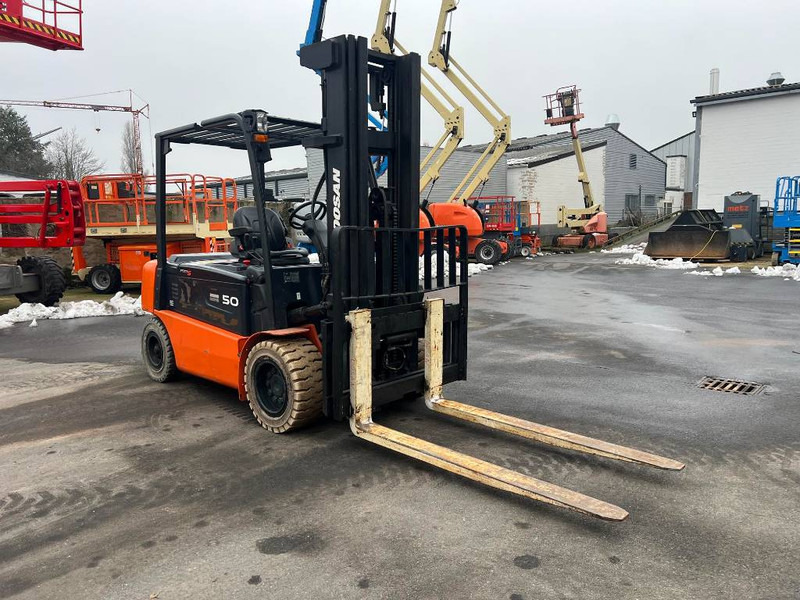 Doosan B50X5 5T 6m Triplex non-marking (1840) - Chariot élévateur électrique: photos 5 Doosan B50X5 5T 6m Triplex non-marking (1840) - Chariot élévateur électrique: photos 5