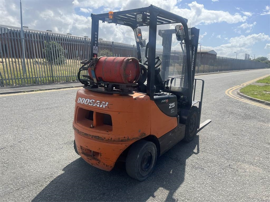Doosan G25P-5 - Chariot élévateur à gaz: photos 5 Doosan G25P-5 - Chariot élévateur à gaz: photos 5