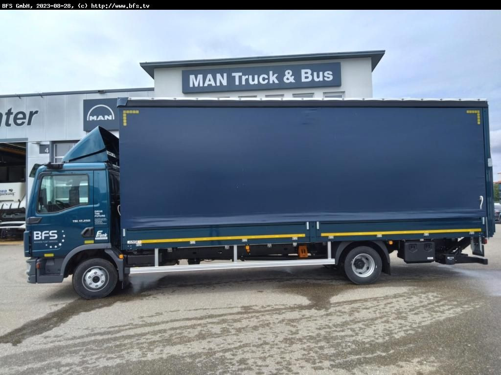 MAN TGL (TG3) 12.250 4x2 BL CH Plane und Spiegel, LB - Camion à rideaux coulissants: photos 3 MAN TGL (TG3) 12.250 4x2 BL CH Plane und Spiegel, LB - Camion à rideaux coulissants: photos 3