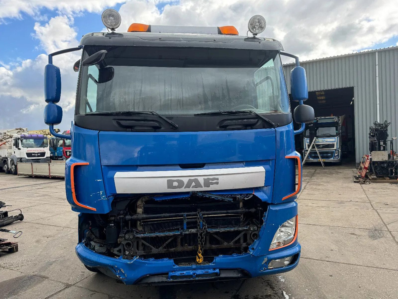 DAF CF 460 8X2 ONLY VISUAL DAMAGED // ENGINE IS RUNN - Camion ampliroll: photos 2 DAF CF 460 8X2 ONLY VISUAL DAMAGED // ENGINE IS RUNN - Camion ampliroll: photos 2