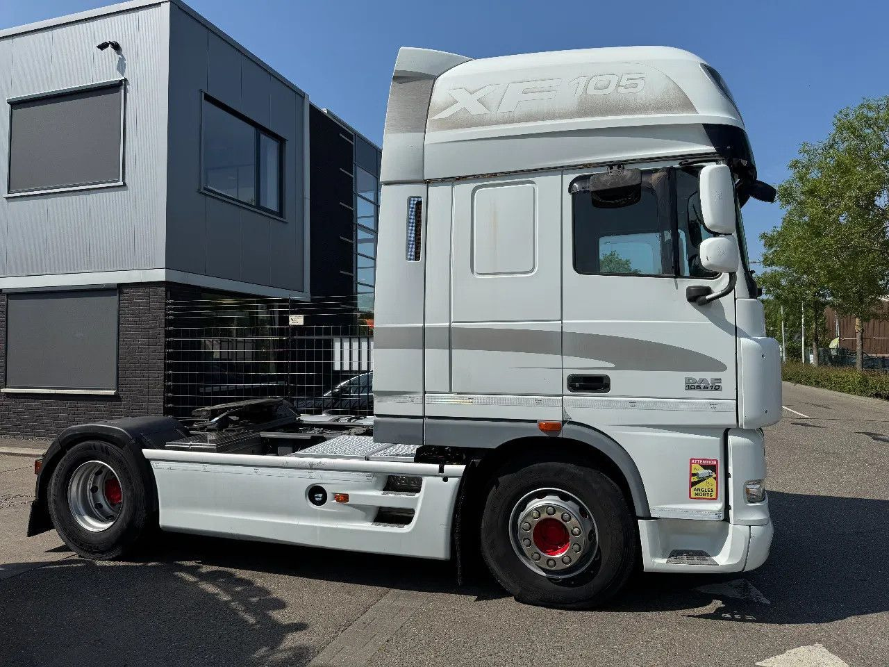 DAF XF 105.510 4X2 SKIRTS ADR RETARDER STANDKLIMA - Tracteur routier: photos 4 DAF XF 105.510 4X2 SKIRTS ADR RETARDER STANDKLIMA - Tracteur routier: photos 4
