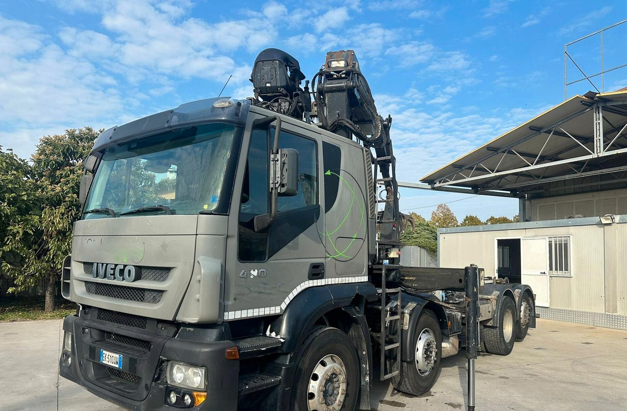 Motrice Iveco scarrabile con gru caricante - Autre matériel: photos 1 Motrice Iveco scarrabile con gru caricante - Autre matériel: photos 1