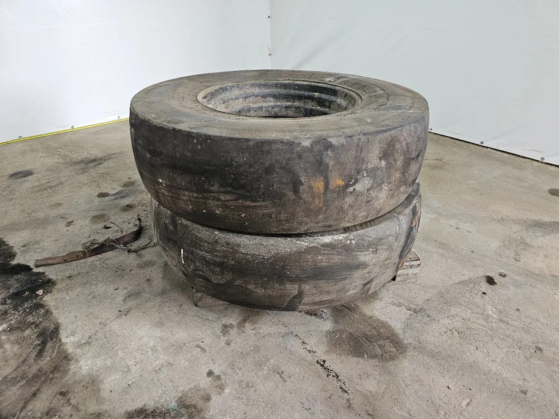 Firestone 16.9-30 - Pneu pour Camion: photos 1 Firestone 16.9-30 - Pneu pour Camion: photos 1