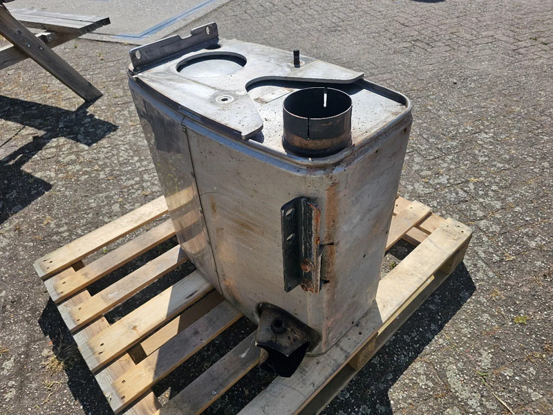 MAN Eind demper - 81.151036037 - Réservoir de carburant pour Camion: photos 4 MAN Eind demper - 81.151036037 - Réservoir de carburant pour Camion: photos 4