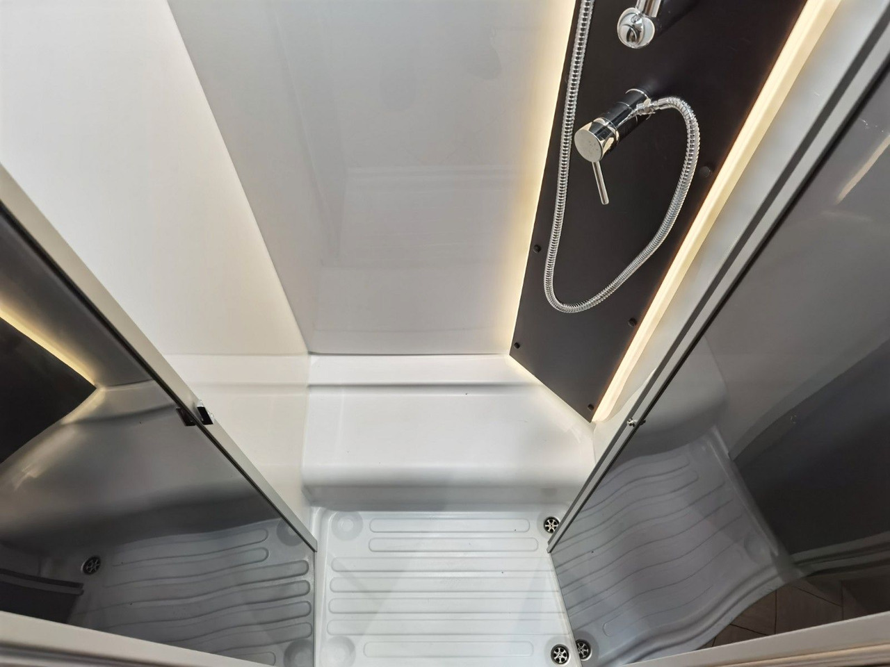 Crédit-bail de  Chausson 797 TITANIUM / -2026- / 165PS- 8G. / 4.1T. / AHK Chausson 797 TITANIUM / -2026- / 165PS- 8G. / 4.1T. / AHK: photos 24