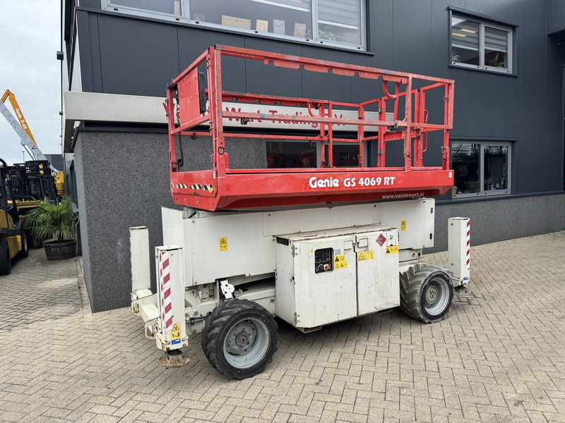 Genie GS-4069 RT Hoogwerker / arbeitsbuhne 14mtr werkhoogte 4x4 Kubota DIESEL 2013 - Nacelle ciseaux: photos 2 Genie GS-4069 RT Hoogwerker / arbeitsbuhne 14mtr werkhoogte 4x4 Kubota DIESEL 2013 - Nacelle ciseaux: photos 2