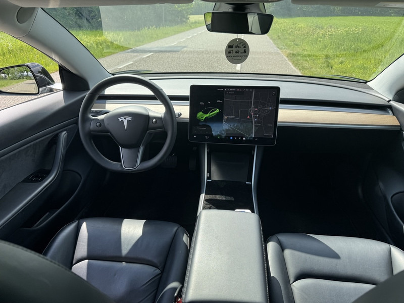 Berline Tesla Model 3: photos 7