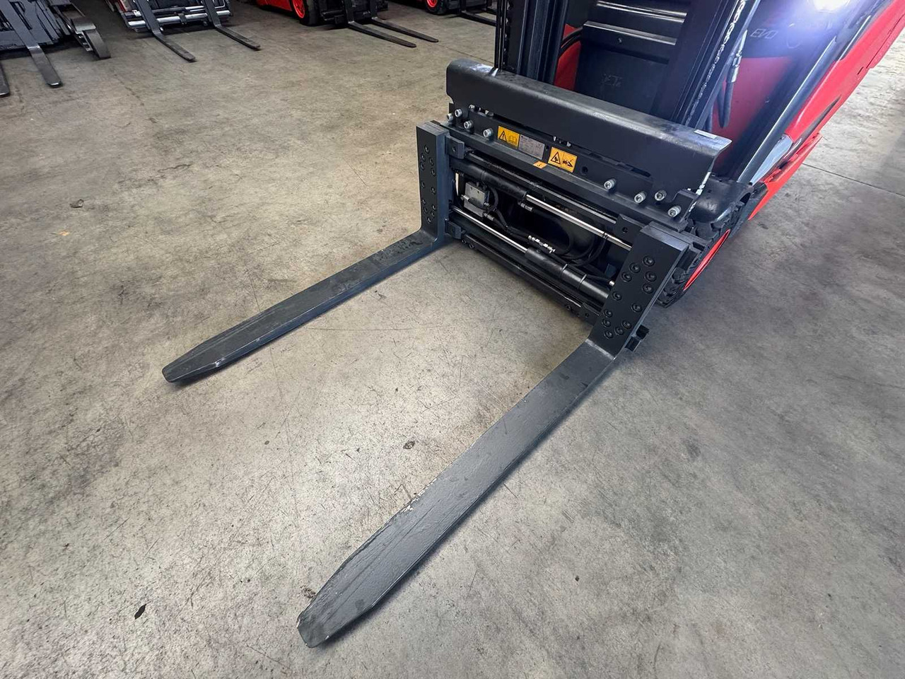 01/2019 SERVICE+UVV 10/2026 LINDE E16PH 3RD + 4TH VALVE FORK ADJUSTER ELECTRIC FORKLIFT 4,706 HOURS - Chariot élévateur: photos 4 01/2019 SERVICE+UVV 10/2026 LINDE E16PH 3RD + 4TH VALVE FORK ADJUSTER ELECTRIC FORKLIFT 4,706 HOURS - Chariot élévateur: photos 4