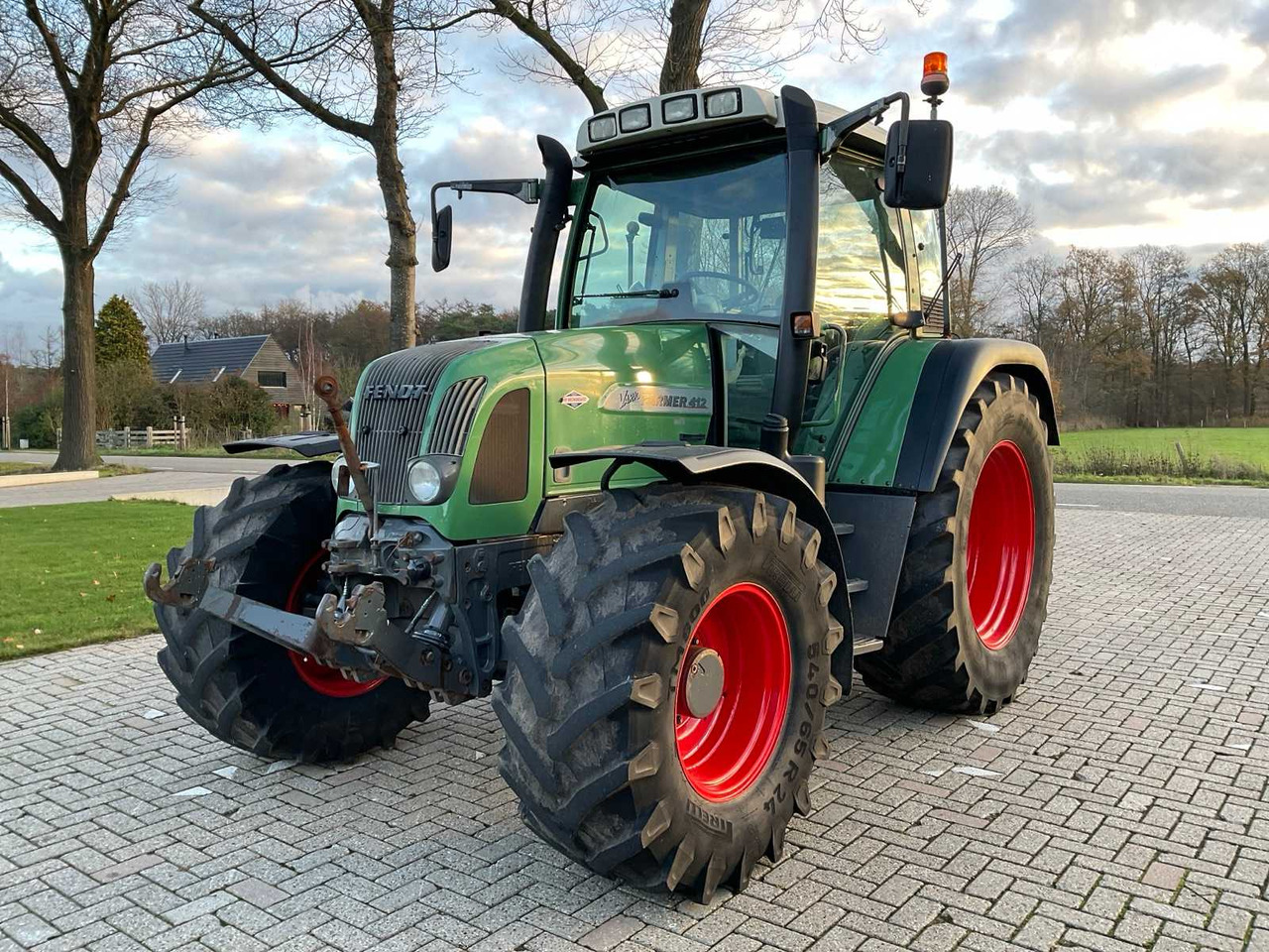 2005 FENDT FARMER 412 VARIO ALL-WHEEL DRIVE FARM TRACTOR - Tracteur agricole: photos 1 2005 FENDT FARMER 412 VARIO ALL-WHEEL DRIVE FARM TRACTOR - Tracteur agricole: photos 1