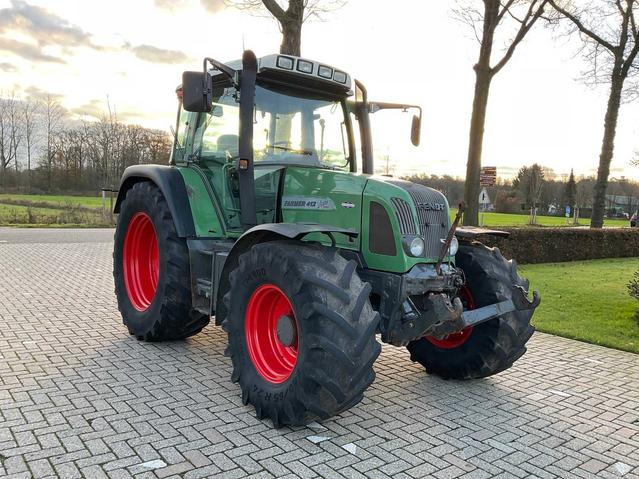 2005 FENDT FARMER 412 VARIO ALL-WHEEL DRIVE FARM TRACTOR - Tracteur agricole: photos 3 2005 FENDT FARMER 412 VARIO ALL-WHEEL DRIVE FARM TRACTOR - Tracteur agricole: photos 3