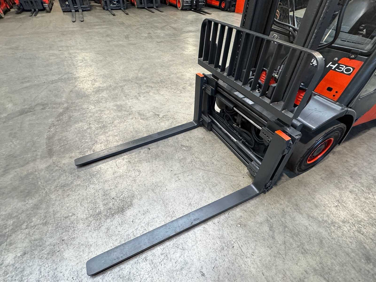 2006 LINDE H30T 3.000KG 3.+4. - Chariot élévateur: photos 2 2006 LINDE H30T 3.000KG 3.+4. - Chariot élévateur: photos 2