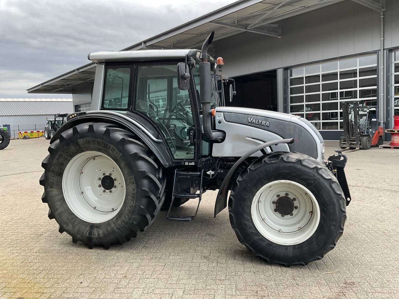 2006 VALTRA N141 HITECH ALL-WHEEL DRIVE FARM TRACTOR - Tracteur agricole: photos 5 2006 VALTRA N141 HITECH ALL-WHEEL DRIVE FARM TRACTOR - Tracteur agricole: photos 5