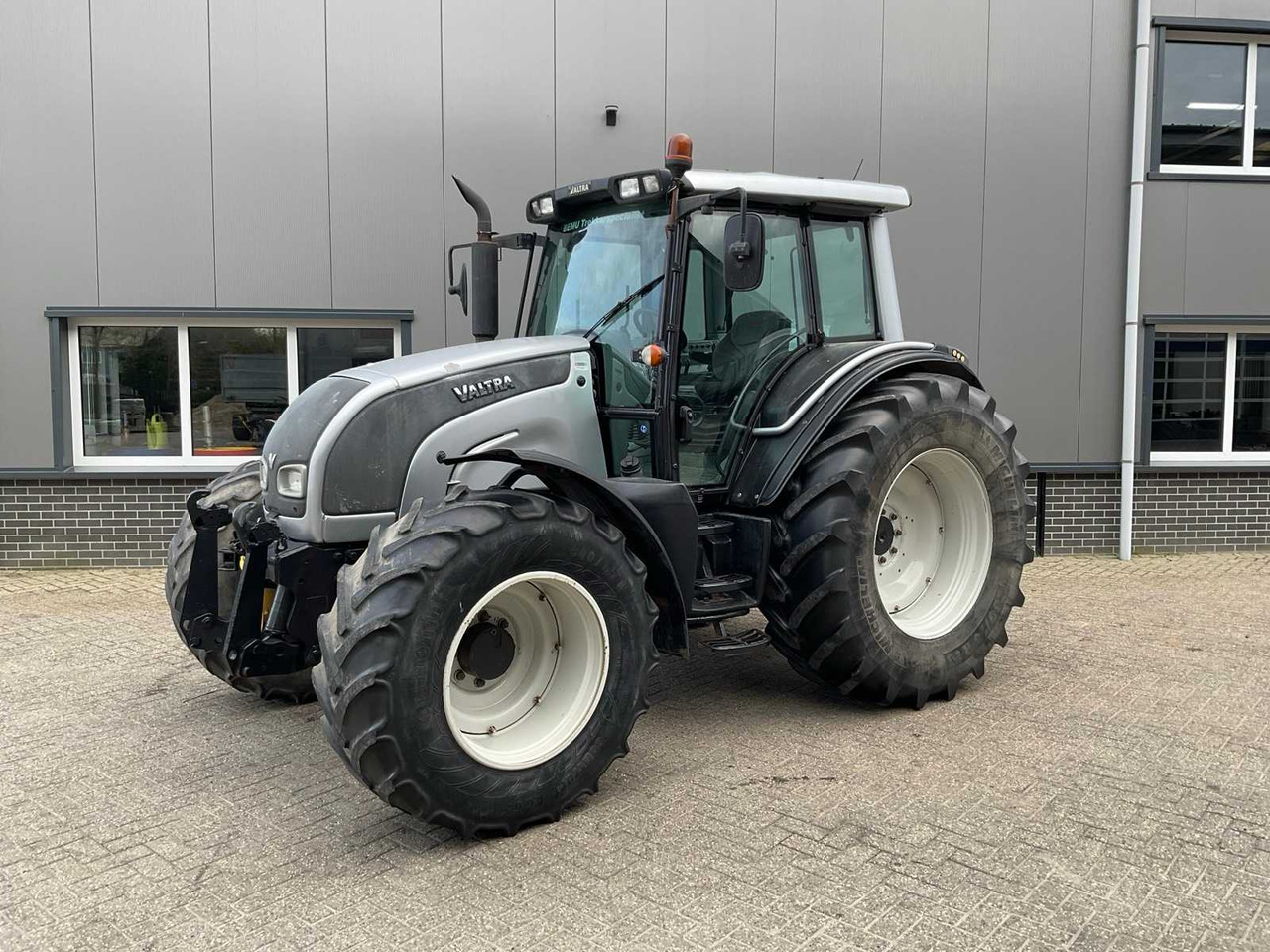 2006 VALTRA N141 HITECH ALL-WHEEL DRIVE FARM TRACTOR - Tracteur agricole: photos 1 2006 VALTRA N141 HITECH ALL-WHEEL DRIVE FARM TRACTOR - Tracteur agricole: photos 1