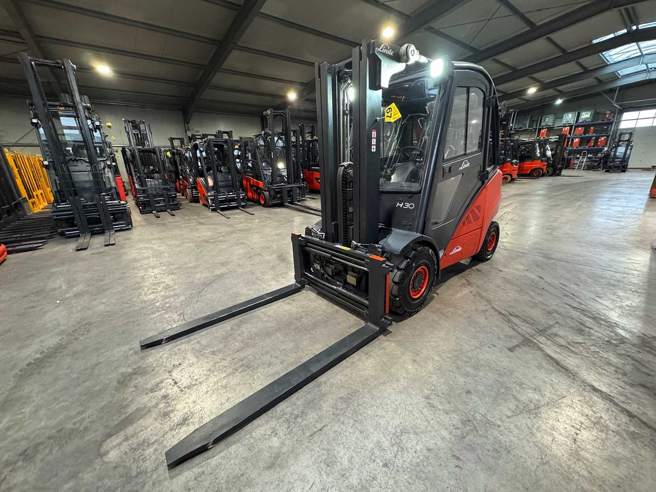 2010 LINDE H30D-01 3.000KG 3.+4. VALVE FORK ADJUSTER TRIPLEX DIESEL FORKLIFT FORKLIFT 10,482 HOURS. - Chariot élévateur: photos 2 2010 LINDE H30D-01 3.000KG 3.+4. VALVE FORK ADJUSTER TRIPLEX DIESEL FORKLIFT FORKLIFT 10,482 HOURS. - Chariot élévateur: photos 2