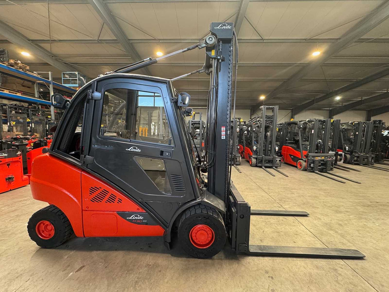 2016 LINDE H30T 3.000KG 3.+4TH VALVE FORK ADJUSTER GAS FORKLIFT FORKLIFT - Chariot élévateur: photos 5 2016 LINDE H30T 3.000KG 3.+4TH VALVE FORK ADJUSTER GAS FORKLIFT FORKLIFT - Chariot élévateur: photos 5