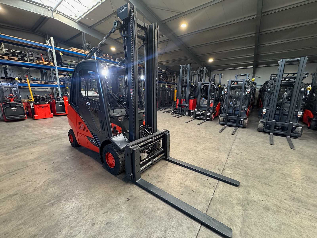 2016 LINDE H30T 3.000KG 3.+4TH VALVE FORK ADJUSTER GAS FORKLIFT FORKLIFT - Chariot élévateur: photos 4 2016 LINDE H30T 3.000KG 3.+4TH VALVE FORK ADJUSTER GAS FORKLIFT FORKLIFT - Chariot élévateur: photos 4