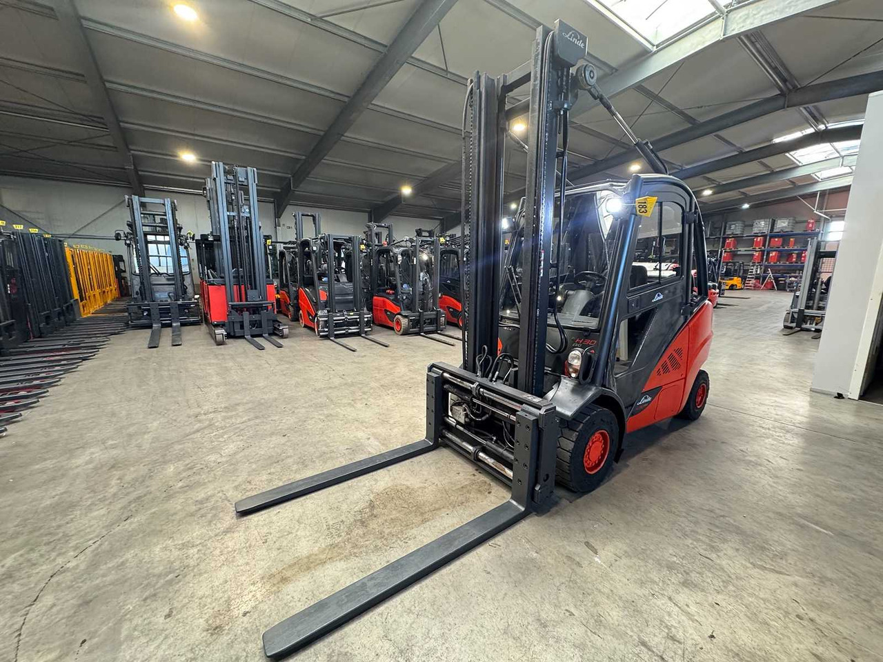 2016 LINDE H30T 3.000KG 3.+4TH VALVE FORK ADJUSTER GAS FORKLIFT FORKLIFT - Chariot élévateur: photos 2 2016 LINDE H30T 3.000KG 3.+4TH VALVE FORK ADJUSTER GAS FORKLIFT FORKLIFT - Chariot élévateur: photos 2