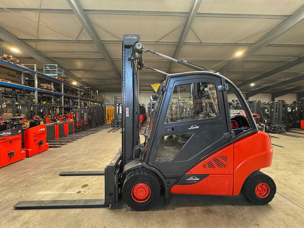 2016 LINDE H30T 3.000KG 3.+4TH VALVE FORK ADJUSTER GAS FORKLIFT FORKLIFT - Chariot élévateur: photos 1 2016 LINDE H30T 3.000KG 3.+4TH VALVE FORK ADJUSTER GAS FORKLIFT FORKLIFT - Chariot élévateur: photos 1