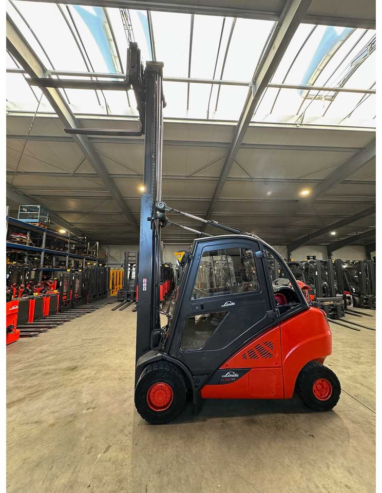 2016 LINDE H30T 3.000KG 3.+4TH VALVE FORK ADJUSTER GAS FORKLIFT FORKLIFT - Chariot élévateur: photos 3 2016 LINDE H30T 3.000KG 3.+4TH VALVE FORK ADJUSTER GAS FORKLIFT FORKLIFT - Chariot élévateur: photos 3