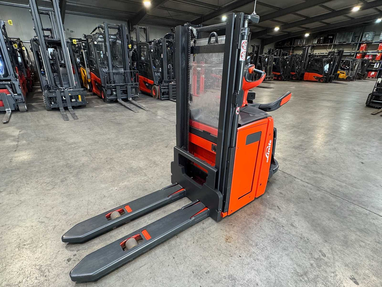 2017 SERVICE +UVV 10/2026 LINDE L14AP EVO 1.400KG SCALE PALLET TRUCK ANT 3.817 HOURS - Chariot élévateur: photos 3 2017 SERVICE +UVV 10/2026 LINDE L14AP EVO 1.400KG SCALE PALLET TRUCK ANT 3.817 HOURS - Chariot élévateur: photos 3