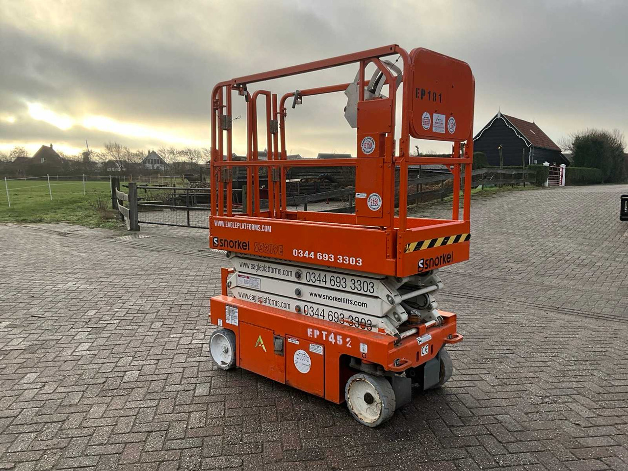 2017 SNORKEL S3219E AERIAL WORK PLATFORM - Nacelle: photos 2 2017 SNORKEL S3219E AERIAL WORK PLATFORM - Nacelle: photos 2