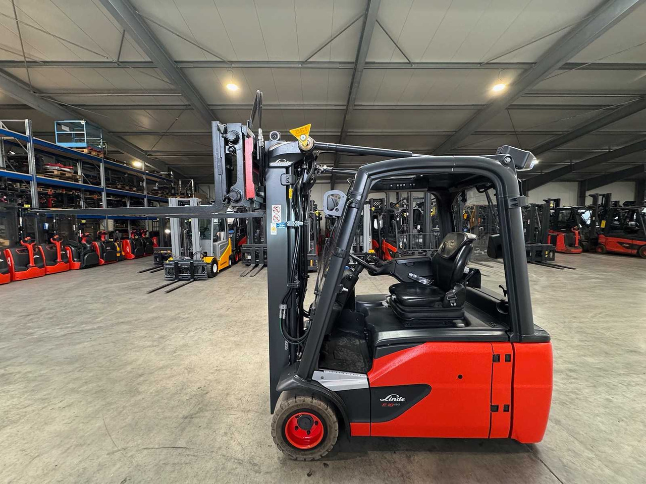 2018 SERVICE+UVV 10/2026 LINDE E18L EVO TRIPLEX 3RD + 4TH VALVE FORK ADJUSTER ELECTRIC FORKLIFT 6,055 HOURS - Chariot élévateur: photos 2 2018 SERVICE+UVV 10/2026 LINDE E18L EVO TRIPLEX 3RD + 4TH VALVE FORK ADJUSTER ELECTRIC FORKLIFT 6,055 HOURS - Chariot élévateur: photos 2