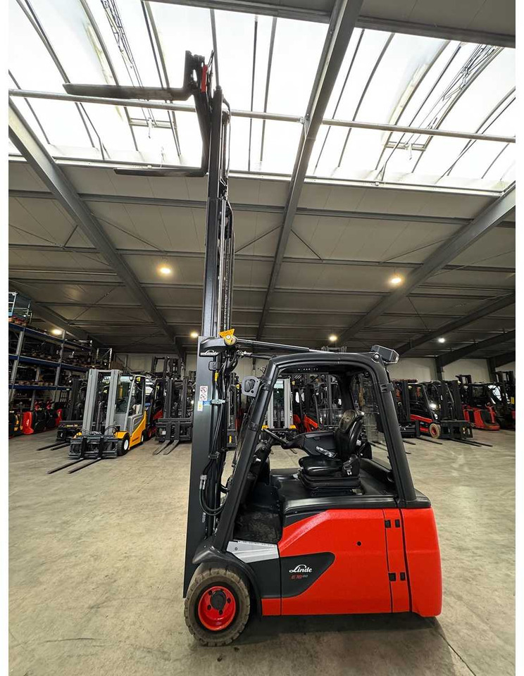 2018 SERVICE+UVV 10/2026 LINDE E18L EVO TRIPLEX 3RD + 4TH VALVE FORK ADJUSTER ELECTRIC FORKLIFT 6,055 HOURS - Chariot élévateur: photos 3 2018 SERVICE+UVV 10/2026 LINDE E18L EVO TRIPLEX 3RD + 4TH VALVE FORK ADJUSTER ELECTRIC FORKLIFT 6,055 HOURS - Chariot élévateur: photos 3