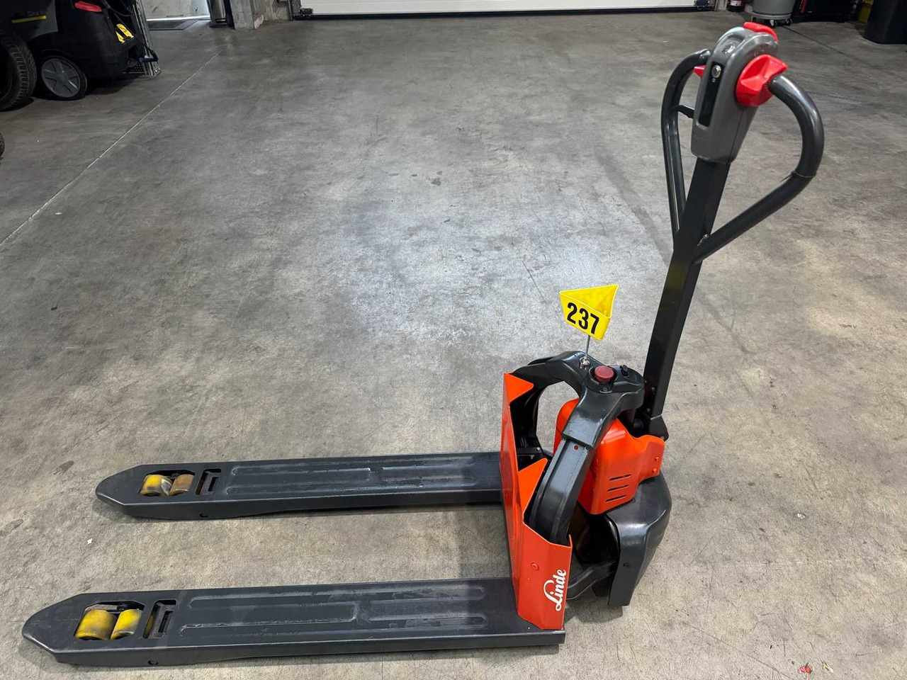 2019 LINDE MT12 1.200KG ANT PALLET TRUCK LITHIUM LI-ION STACKER 608 HOURS - Chariot élévateur: photos 4 2019 LINDE MT12 1.200KG ANT PALLET TRUCK LITHIUM LI-ION STACKER 608 HOURS - Chariot élévateur: photos 4