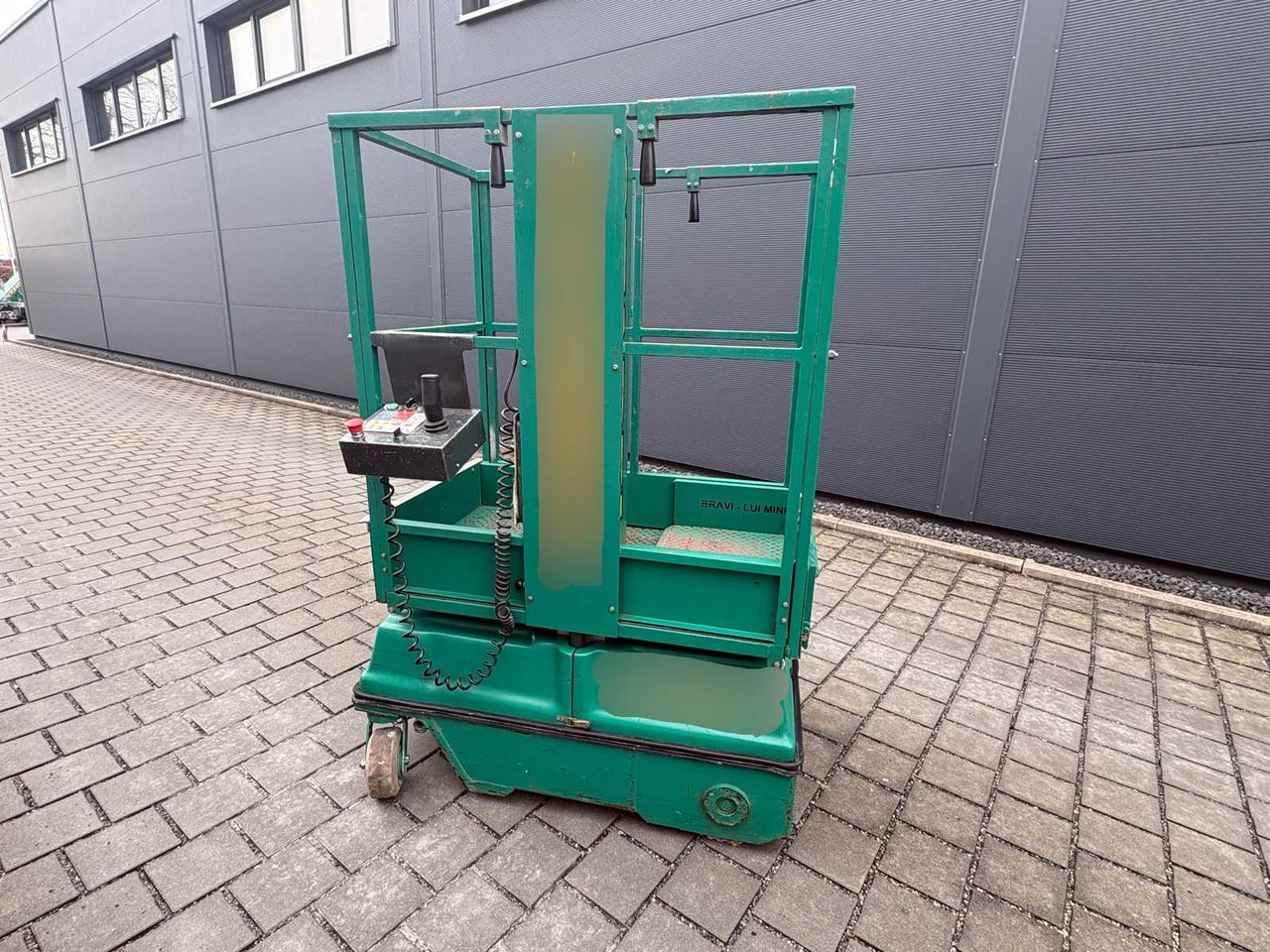 BRAVIISOL LUI M. S.I - AERIAL WORK PLATFORM / MAST LIFT (2010) - Nacelle: photos 3 BRAVIISOL LUI M. S.I - AERIAL WORK PLATFORM / MAST LIFT (2010) - Nacelle: photos 3
