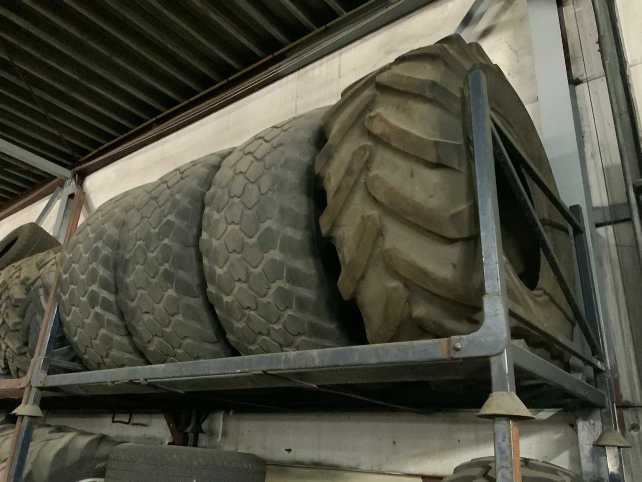 Batch of tyres (approx. 45 pieces) - Pneus et jantes pour Tracteur agricole: photos 5 Batch of tyres (approx. 45 pieces) - Pneus et jantes pour Tracteur agricole: photos 5
