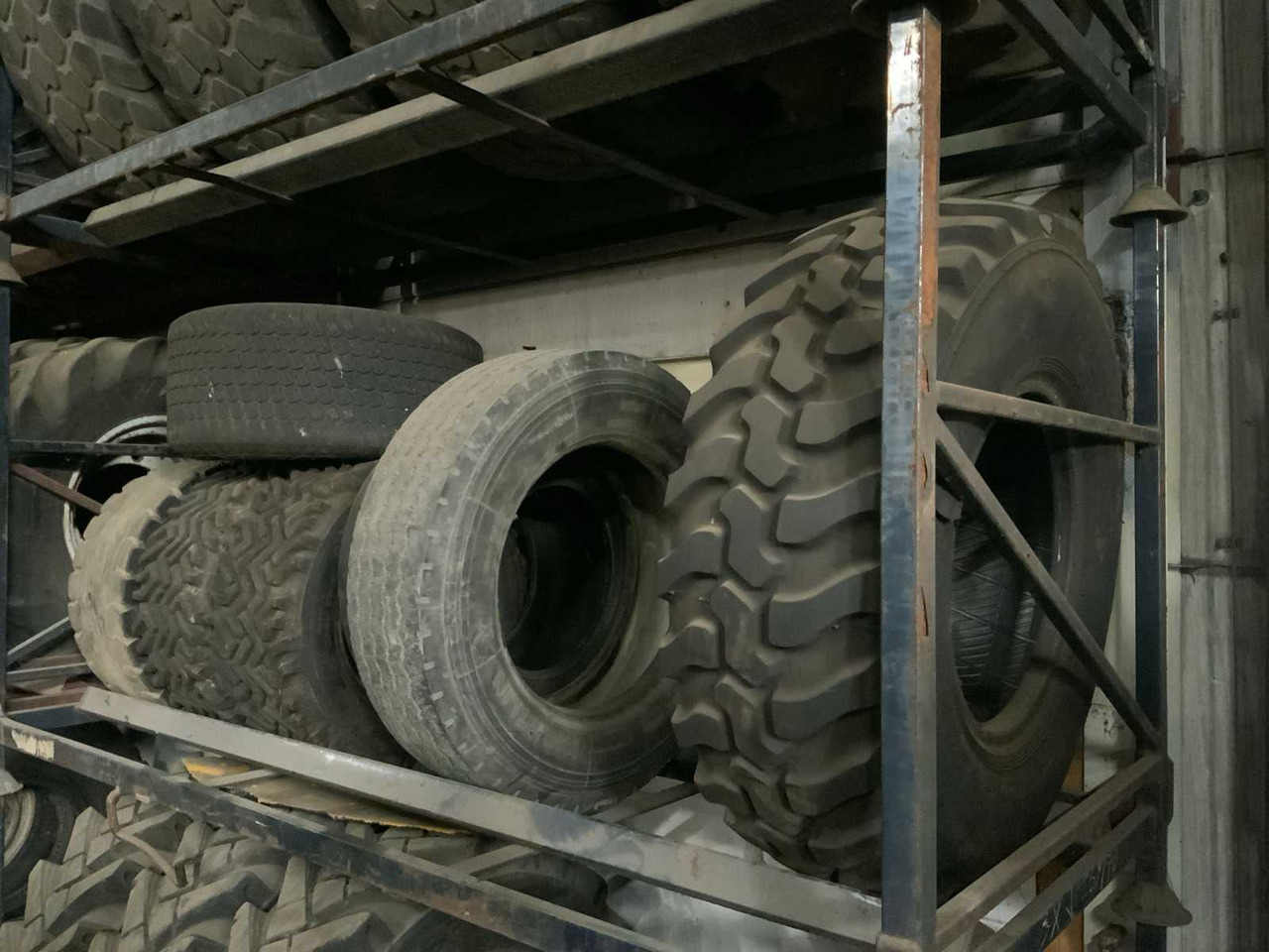 Batch of tyres (approx. 45 pieces) - Pneus et jantes pour Tracteur agricole: photos 4 Batch of tyres (approx. 45 pieces) - Pneus et jantes pour Tracteur agricole: photos 4
