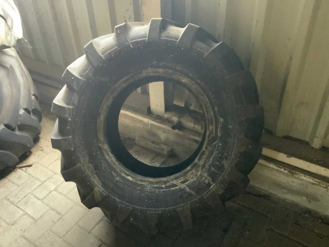 Batch of various tyres (mainly shovel and excavator tyres) - Pneus et jantes pour Tracteur agricole: photos 5 Batch of various tyres (mainly shovel and excavator tyres) - Pneus et jantes pour Tracteur agricole: photos 5