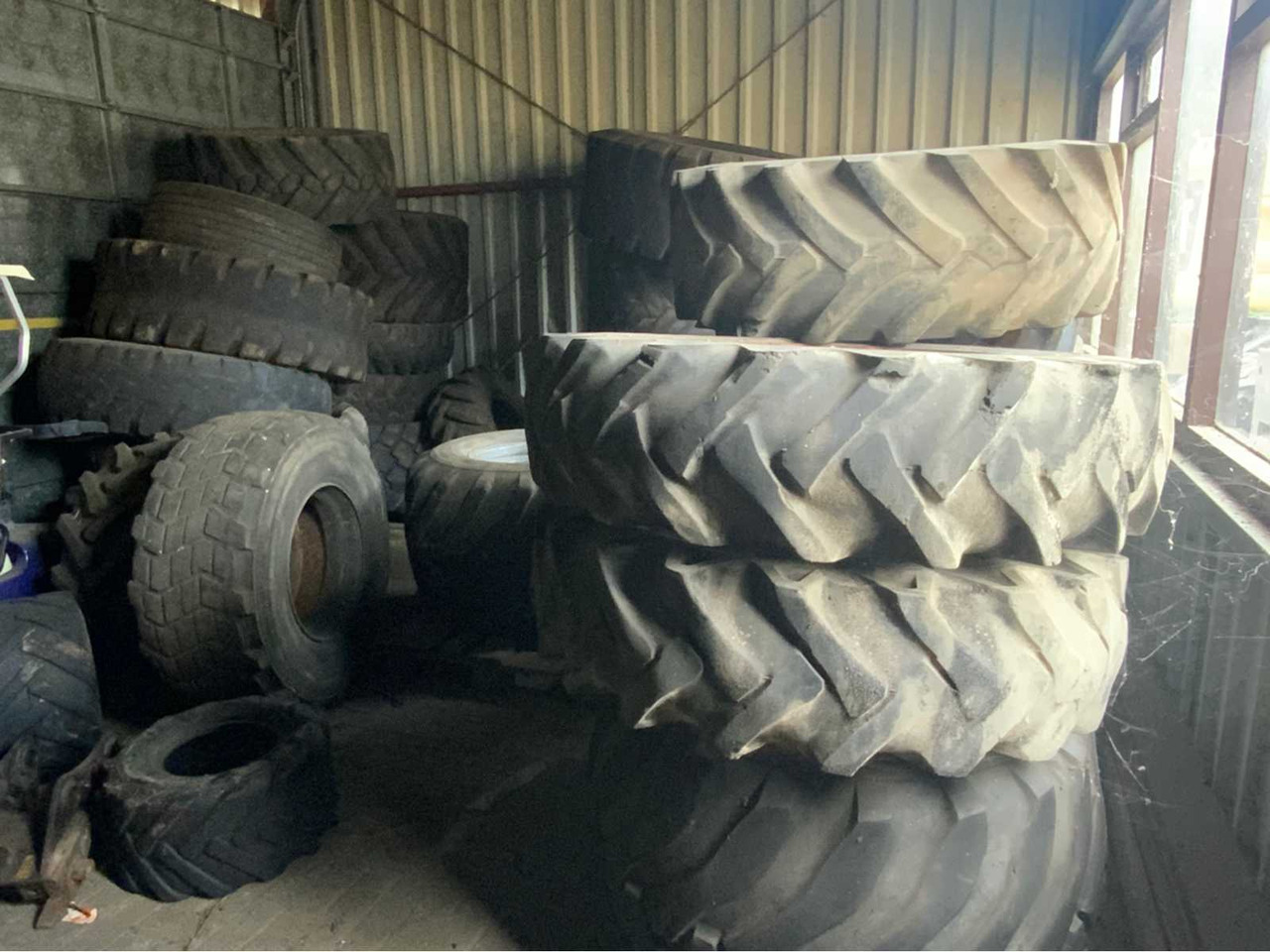 Batch of various tyres (mainly shovel and excavator tyres) - Pneus et jantes pour Tracteur agricole: photos 2 Batch of various tyres (mainly shovel and excavator tyres) - Pneus et jantes pour Tracteur agricole: photos 2