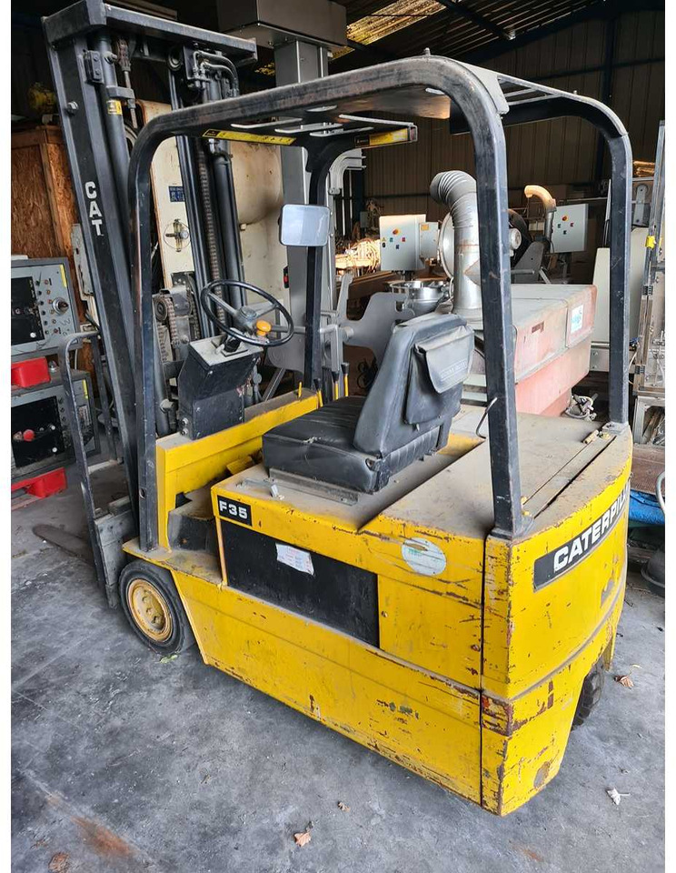 CATERPILAR - F35 - FORKLIFT - Chariot élévateur: photos 2 CATERPILAR - F35 - FORKLIFT - Chariot élévateur: photos 2