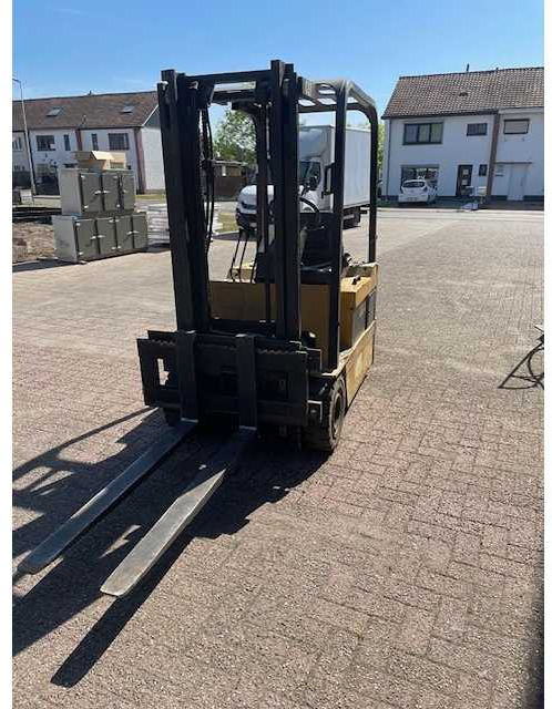 CATERPILLAR - F30 - FORKLIFT - Chariot élévateur: photos 2 CATERPILLAR - F30 - FORKLIFT - Chariot élévateur: photos 2