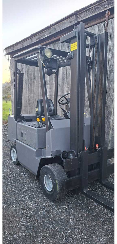 Chariot élévateur CLARK - DPM 20 SB - 1990 - FORKLIFT: photos 13 Chariot élévateur CLARK - DPM 20 SB - 1990 - FORKLIFT: photos 13