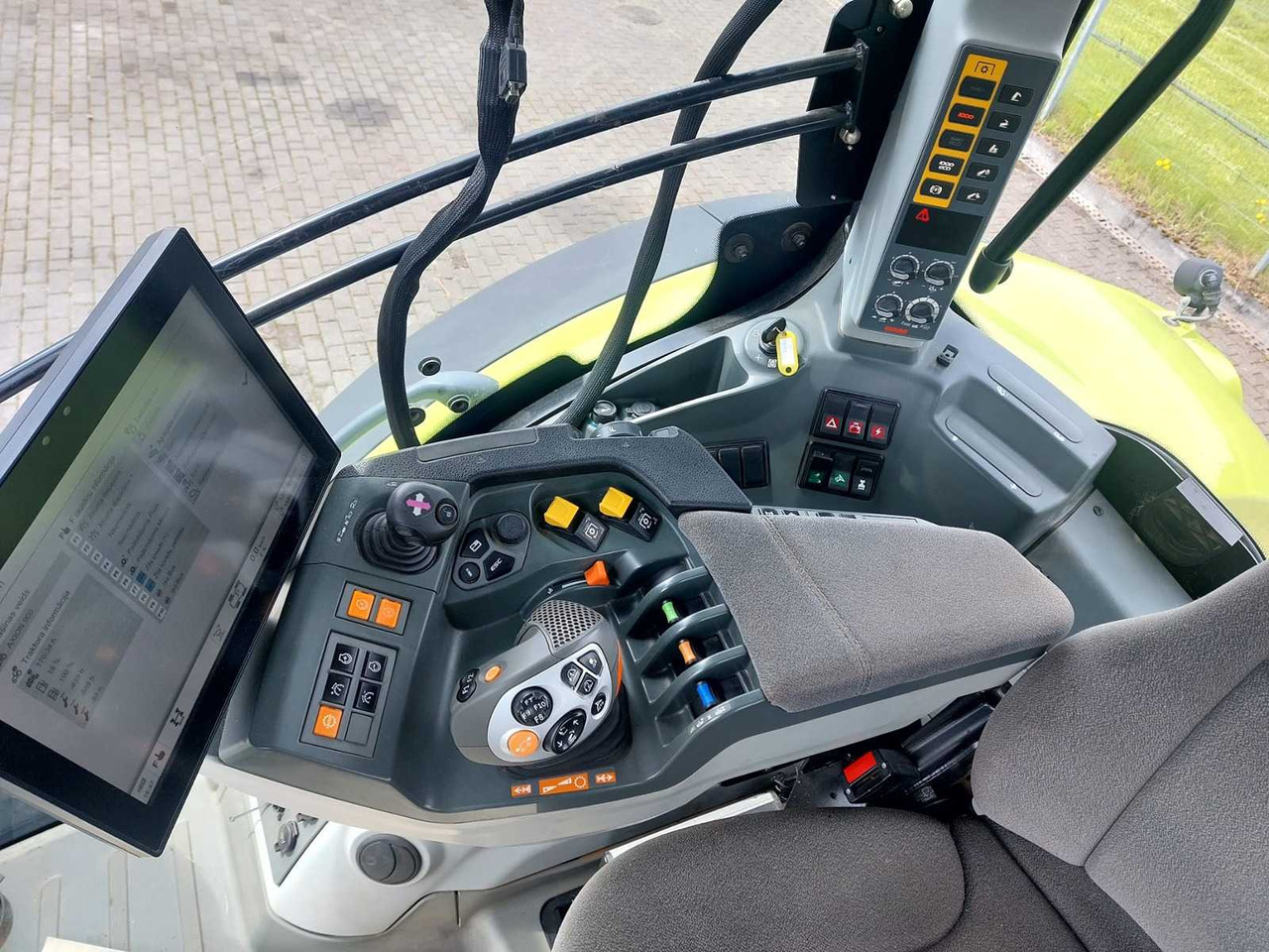 Tracteur agricole Claas AXION 950: photos 9