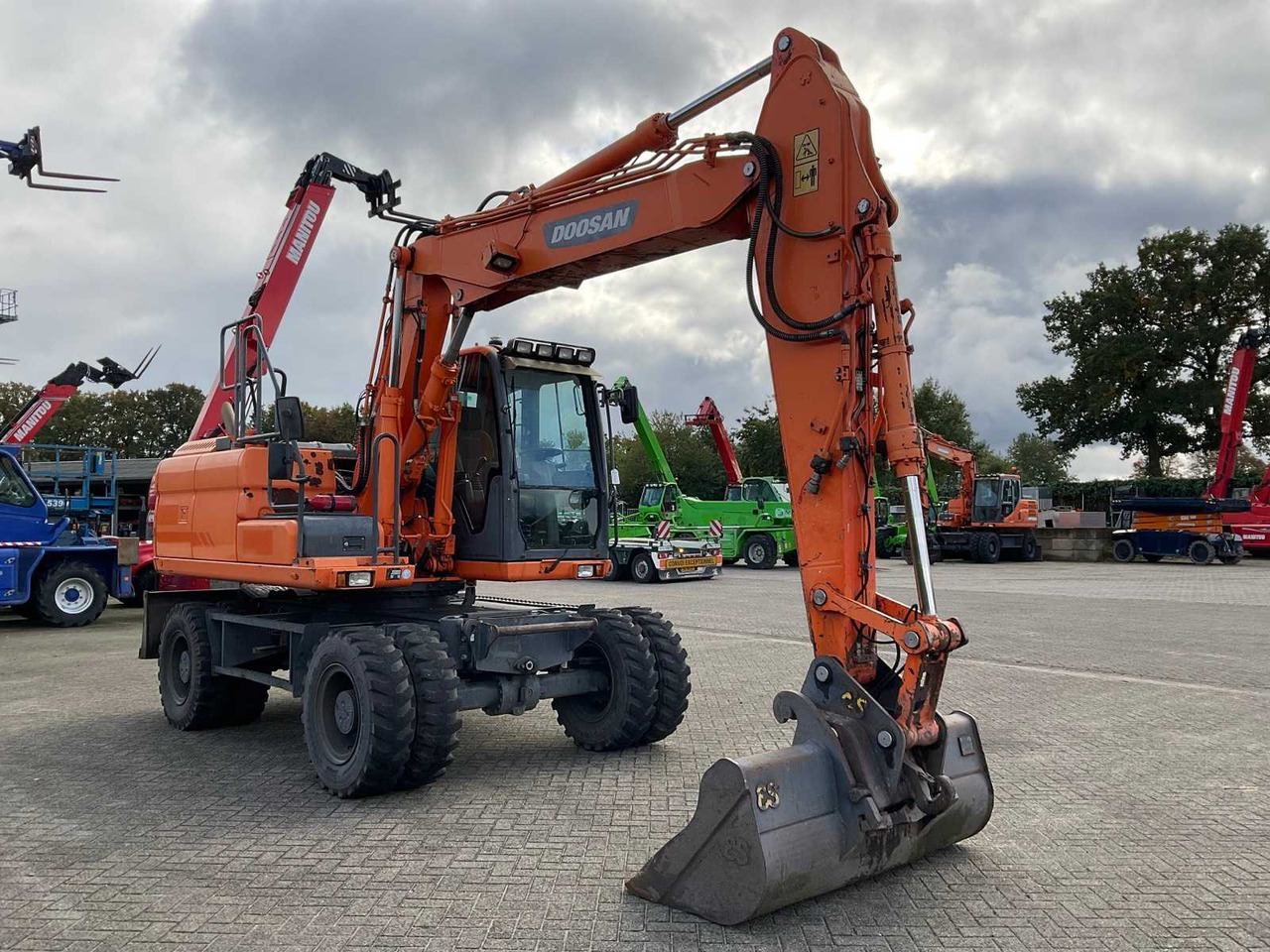 Doosan DX140W-3 - Pelle sur pneus: photos 4 Doosan DX140W-3 - Pelle sur pneus: photos 4