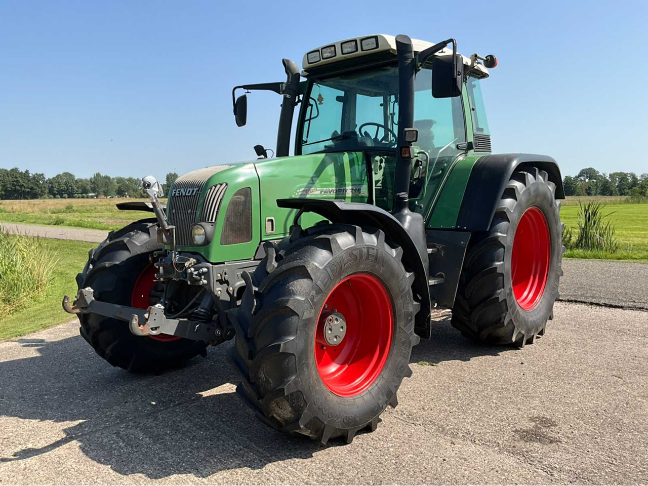 Fendt Favorit 716 Vario - Tracteur agricole: photos 1 Fendt Favorit 716 Vario - Tracteur agricole: photos 1