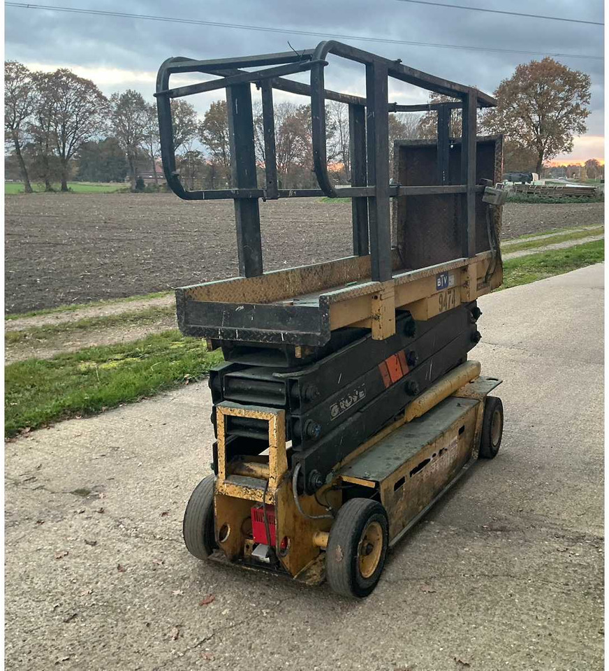 GROVE MFG SCISSOR LIFT SM2633BE AERIAL PLATFORM - Nacelle: photos 2 GROVE MFG SCISSOR LIFT SM2633BE AERIAL PLATFORM - Nacelle: photos 2