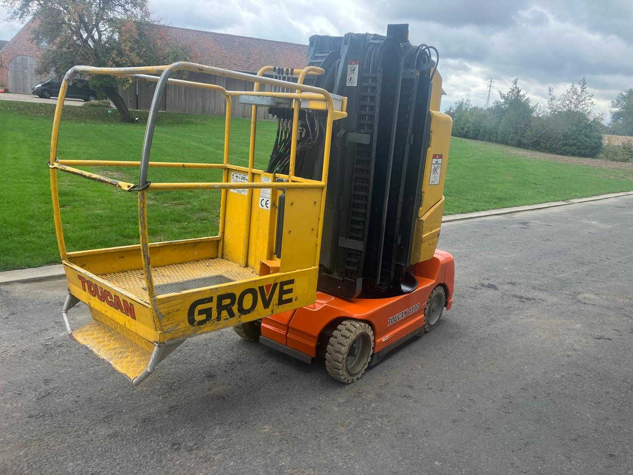 GROVE TOUCAN 1100 C AERIAL PLATFORM 2001 - Nacelle: photos 1 GROVE TOUCAN 1100 C AERIAL PLATFORM 2001 - Nacelle: photos 1