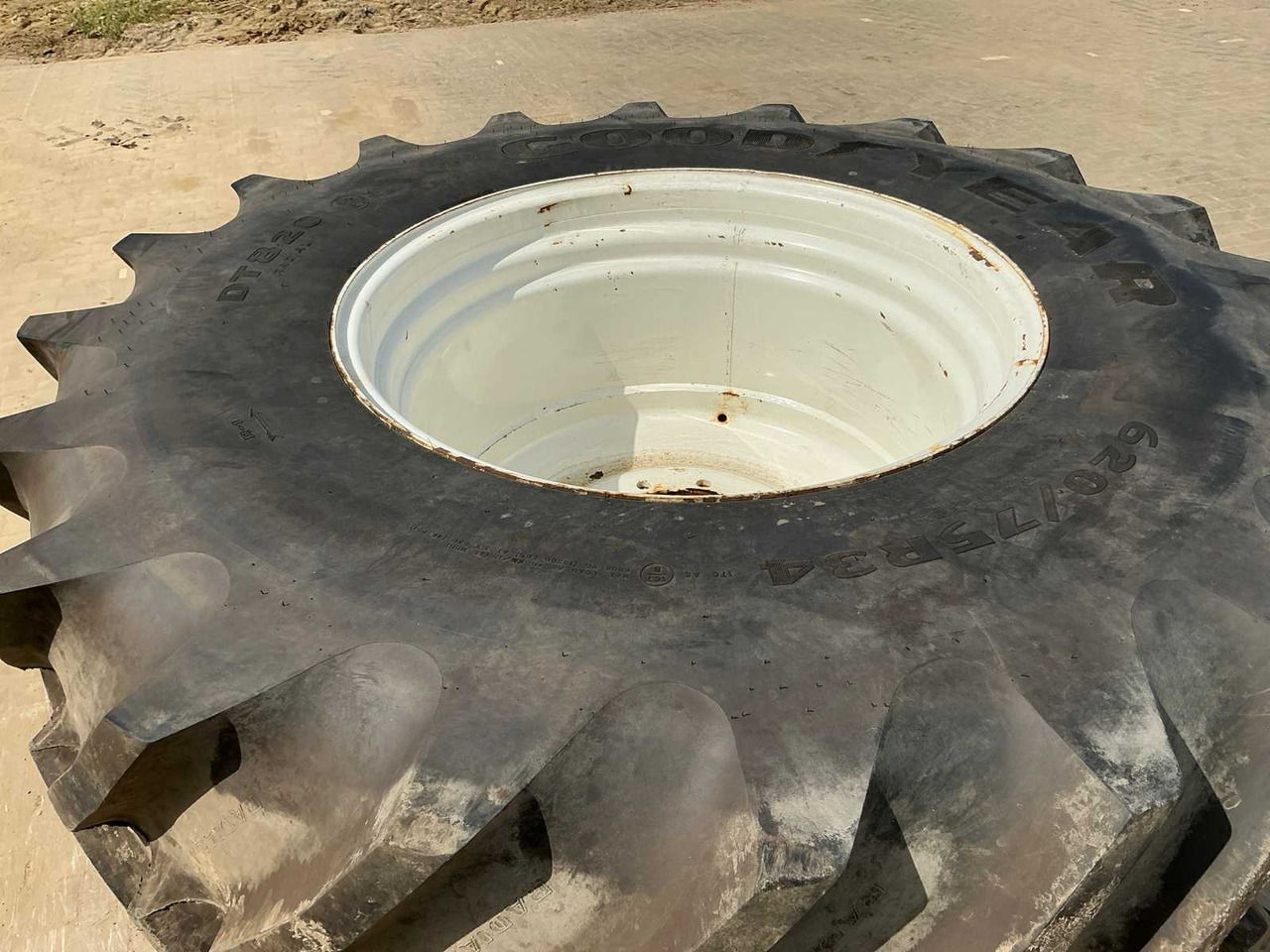 Goodyear DT820 - Pneus et jantes pour Tracteur agricole: photos 5 Goodyear DT820 - Pneus et jantes pour Tracteur agricole: photos 5